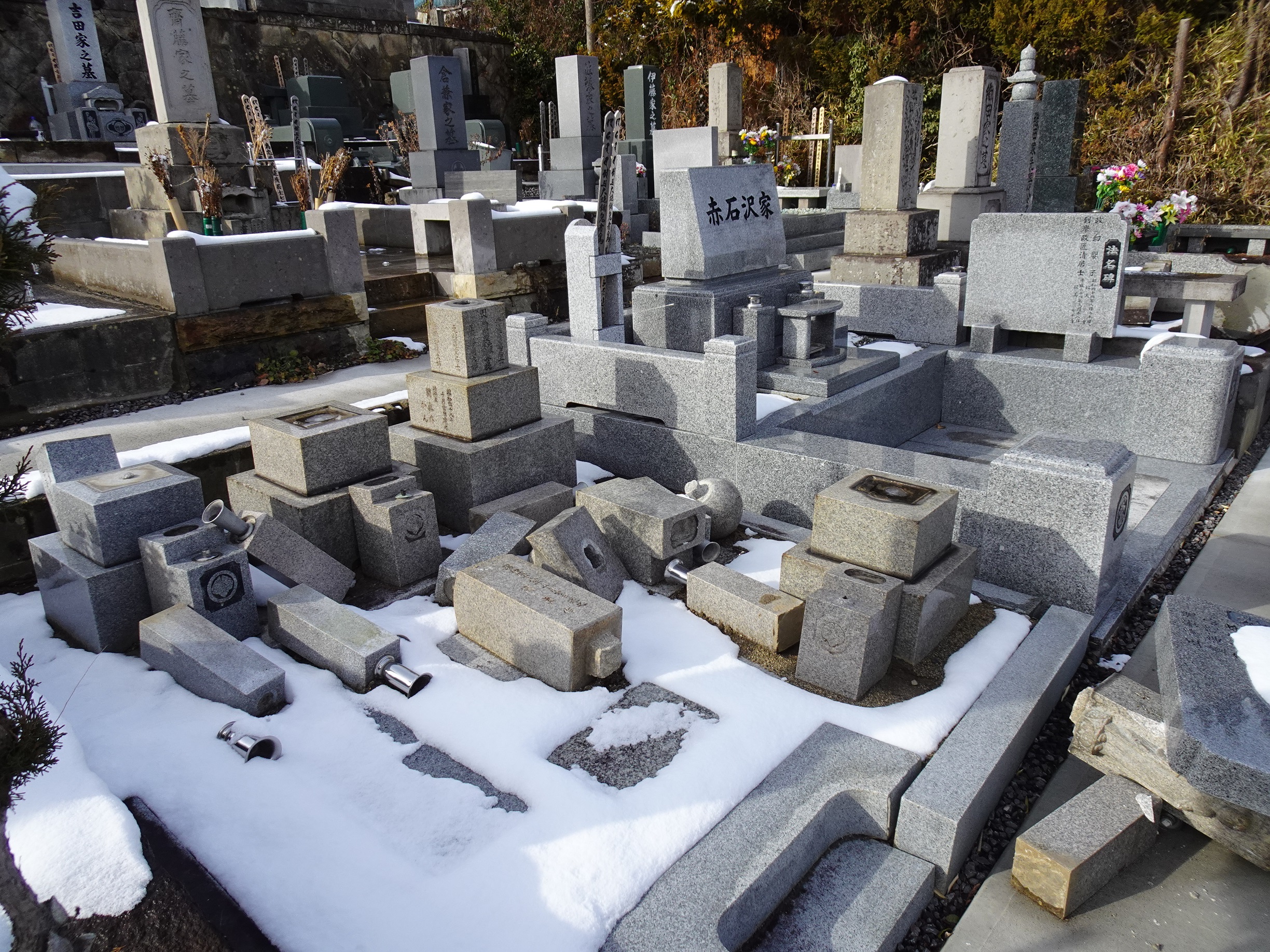 地震で倒れた墓石